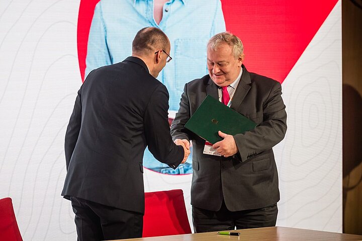 Photo of contract signing, featuring Vice-Rector, Professor Wiśniowski.