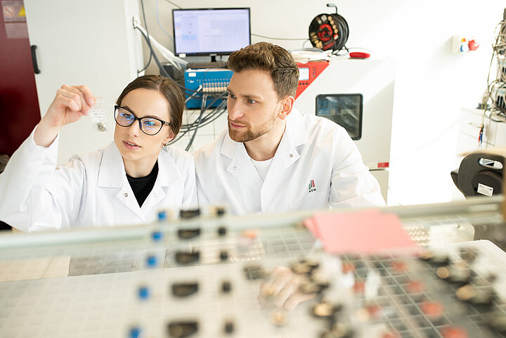 Pracownicy przy aparaturze.