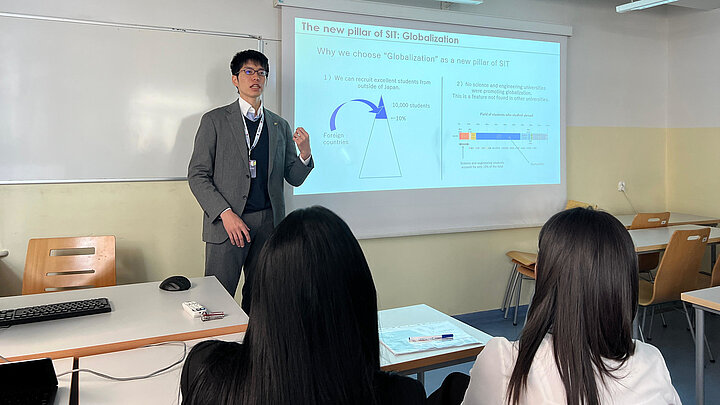 Wykładowca podczas wykładu.