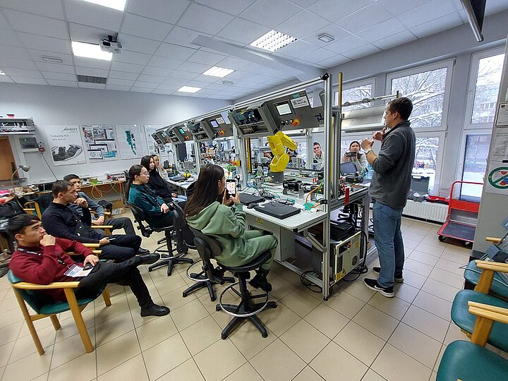 Pracownik naukowy podczas prowadzenia ćwiczeń w laboratorium ze studentami