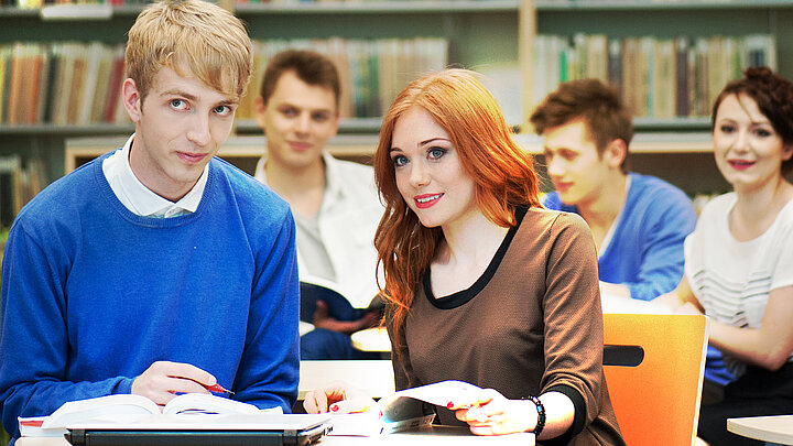 Studenci w pracowni-bibliotece - zdjęcie ilustracyjne